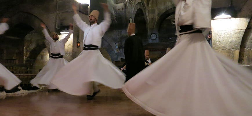 Ceremonia de los derviches en un Caravansaray