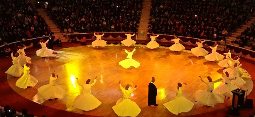 Ceremonia de los derviches giróvagos en Turquía
