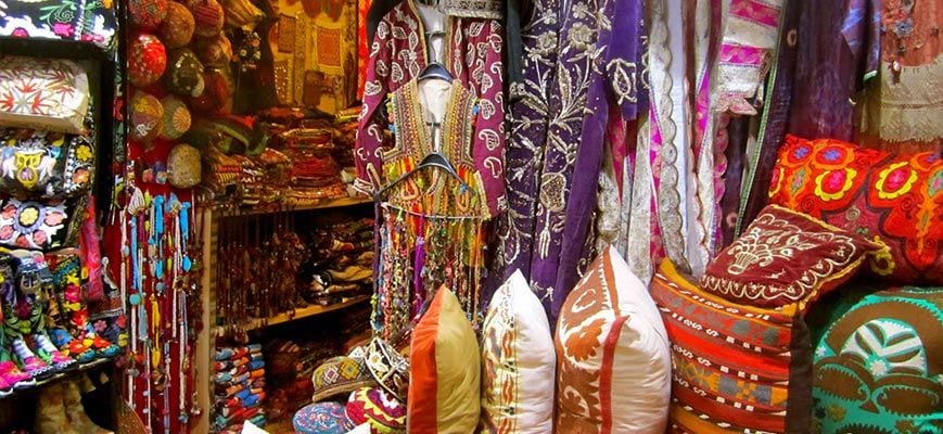 Senderismo urbano a pie como si vives en Estambul